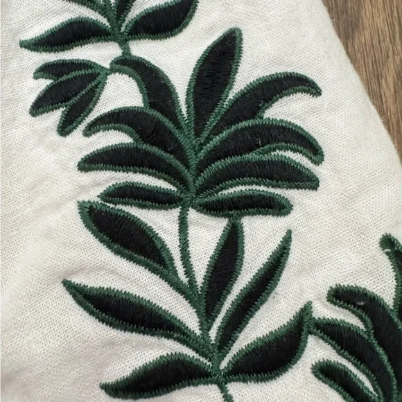 House of Harlow 1960 White Shorts with Green Leaf Embroidery - Picture 10 of 10